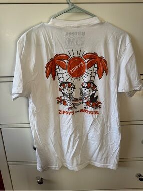 Hawaii’s Zippy's Graphic Tee Size M